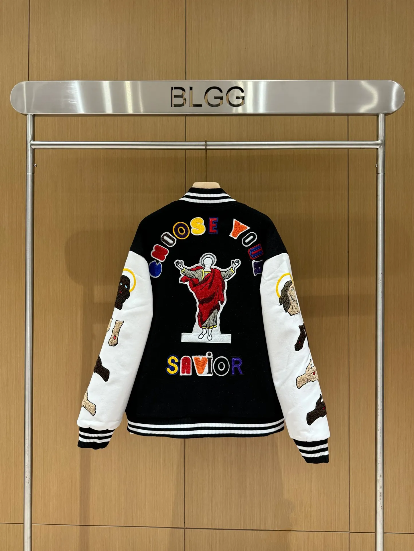 🧸Saint michael Bai Jingting same style embroidered American baseball jacket vintage jacket men and women autumn and winter p380 style number: 255# code number: m-xl color: black, green high version quilted version one is enough for the winter in the north and south multiple splicing techniques for the whole piece original version customized dyeing color 3 times of pattern making for the final version heavy work patch embroidery requires laser burning to carve out the template before embroidering Only a few pieces are produced in a day, and the factory quantity is extremely low. During the NBA All-Star Weekend, James wore a baseball jacket co-branded by Saint Michael and Denim Tears. As a top player in the sports field, in addition to his excellent skills on the court, James is also widely recognized for his ability to match private servers and carry goods off the court. Not only Lao Zhan, but also celebrities such as Bai Jingting are vying to get involved. It has to be said that the eyes of celebrities are really vicious. They are firmly standing at the top of the trend - Washing precautions - Try to avoid strong washing and strong scrubbing during the laundry process. Powerful washing mode of the washing machine. Dark colors will have slight shrinkage and floating colors during the first cleaning, which is unavoidable for knitted fabrics. It is recommended to soak in warm salt water for half an hour before cleaning.